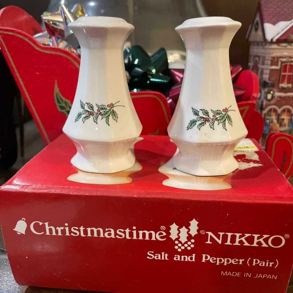 NIKKO Christmastime Salt and Pepper Shaker Set -NIB